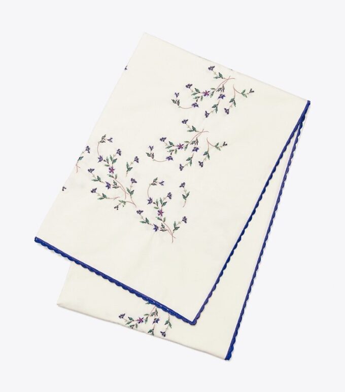 Jolie Fleur Nakışlı Kare Masa Örtüsü Jolie Fleur Nakışlı Kare Masa Örtüsü