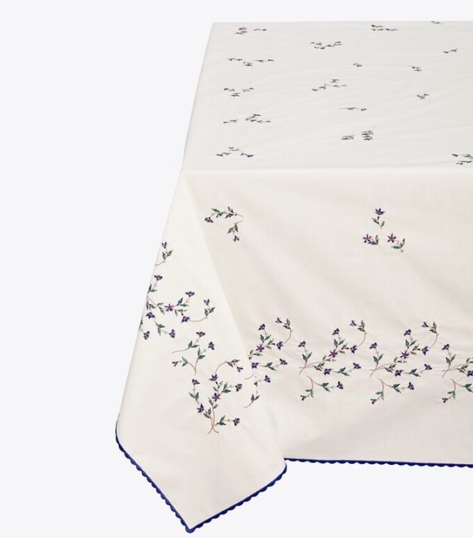 Jolie Fleur Nakışlı Kare Masa Örtüsü Jolie Fleur Nakışlı Kare Masa Örtüsü