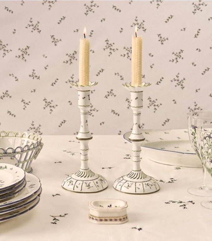 Jolie Fleur Nakışlı Kare Masa Örtüsü Jolie Fleur Nakışlı Kare Masa Örtüsü