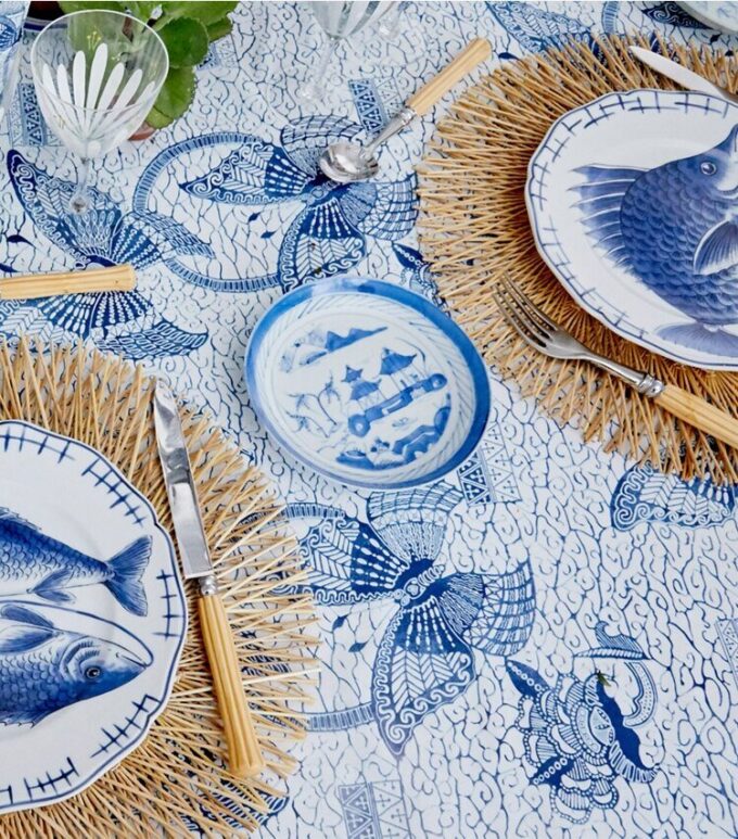 Kelebek Batik Kare Masa Örtüsü, 70″ X 70″ Kelebek Batik Kare Masa Örtüsü, 70″ X 70″