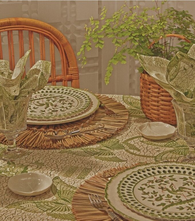 Kelebek Batik Yuvarlak Masa Örtüsü, 108″ Kelebek Batik Yuvarlak Masa Örtüsü, 108″